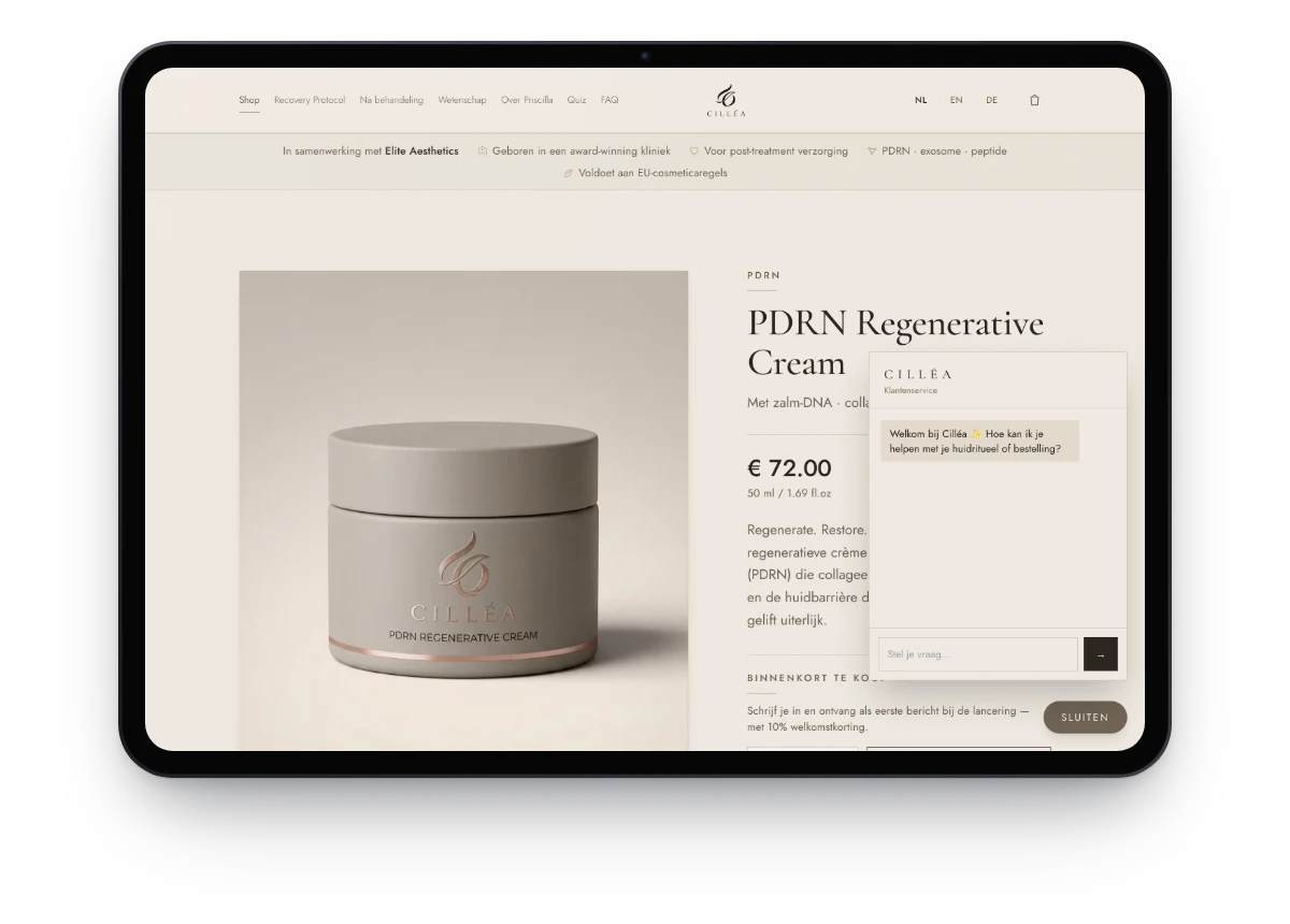 Tablet met de echte webshop van Cilléa: een productpagina in crème en goud, met de AI-klantenservice geopend.