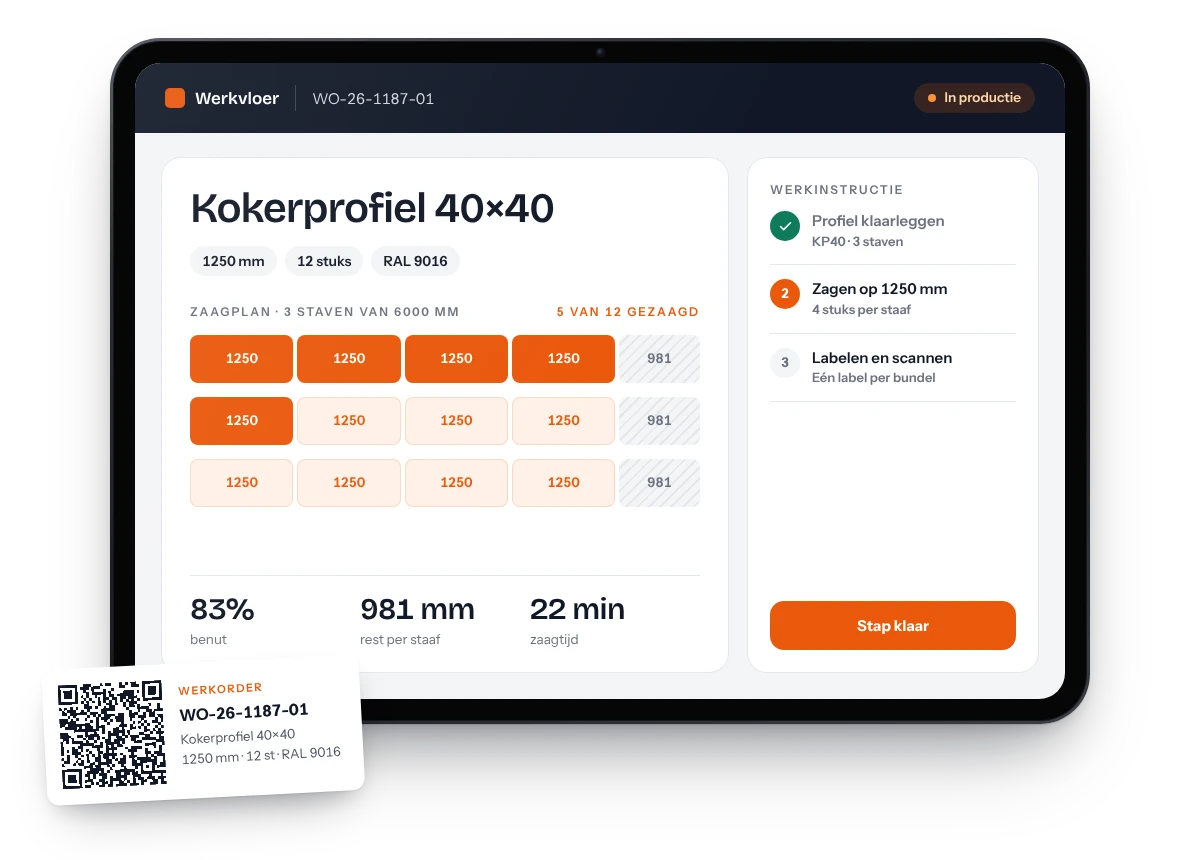 Tablet met een werkorder voor de maakindustrie: zaagplan, werkinstructie en een productlabel met QR-code.